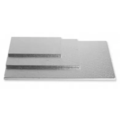 Platforme dreptunghiulare argintii pentru tort. Stabilitate, eleganță și reutilizare. Ideal pentru prezentare, transport și serv