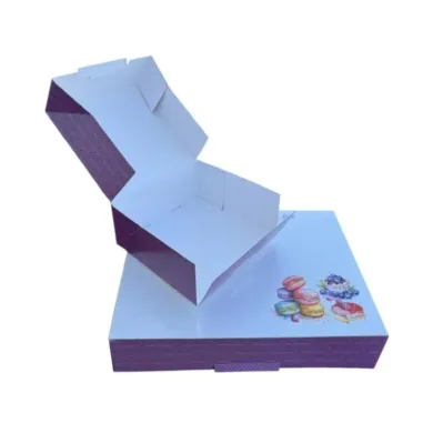 imprimeu elegant „Made with Love”, potrivit pentru deserturi realizate cu grijă și pasiune.