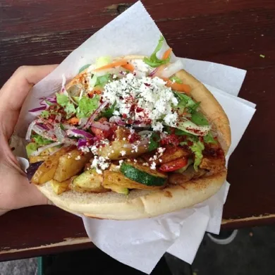 Colțarele ajută la manipularea alimentelor fără contact direct.