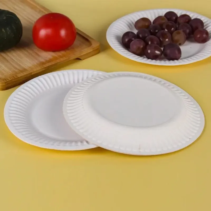 "Farfurii din carton coated, 23cm, set 50 buc. Perfecte pentru evenimente, petreceri și uz zilnic.