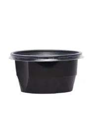 Comandă acum Setul de 100 Boluri PP Negre cu Capac Transparent, 560 ml și oferă o soluție profesională pentru servirea și transp