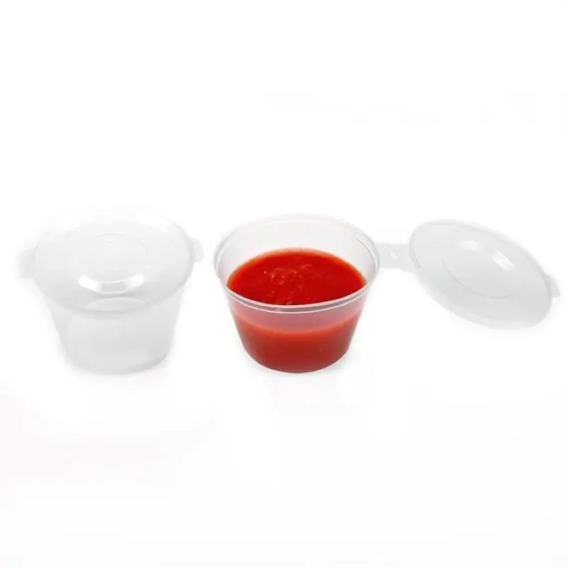 Alege setul de 50 de sosiere din plastic cu capac, capacitate 120 ml. Ideale pentru sosuri, condimente și dressinguri.