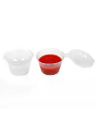 Alege setul de 50 de sosiere din plastic cu capac, capacitate 120 ml. Ideale pentru sosuri, condimente și dressinguri.